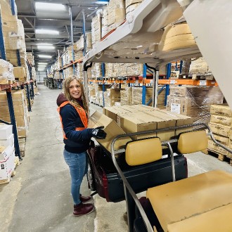 Golf vozila u skladišnoj logistici – Učinkovita interna mobilnost u industrijskom okruženju